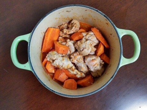 畳んだ豚肉とにんじんの煮物